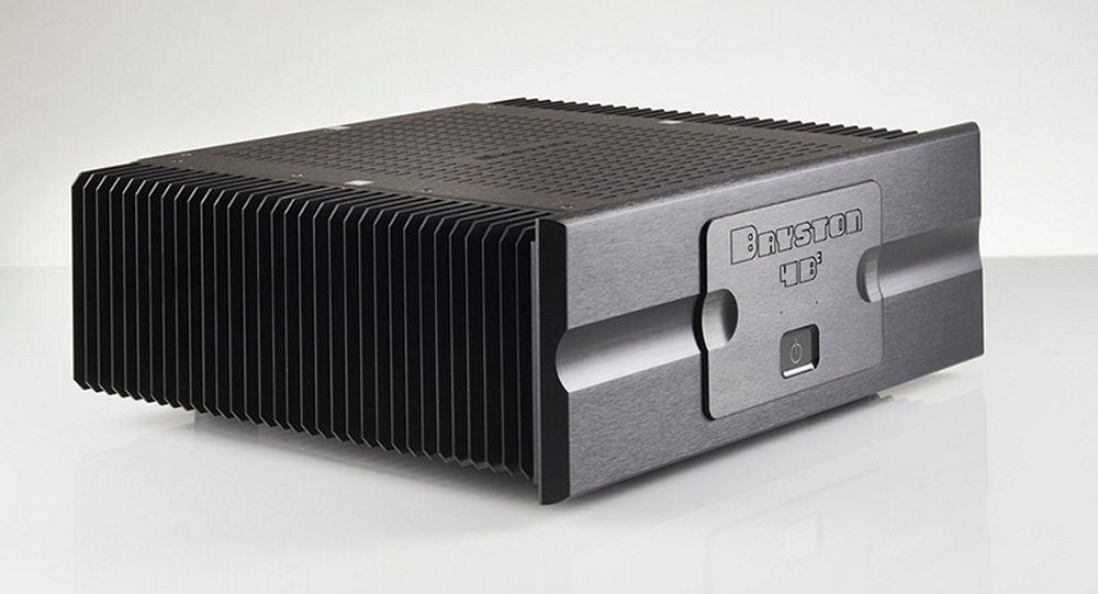 Bryston 4B Cubed предназначен для установки в профессиональный аудио-рэк или в более традиционный аудиофильскую стойку (как в этом примере).